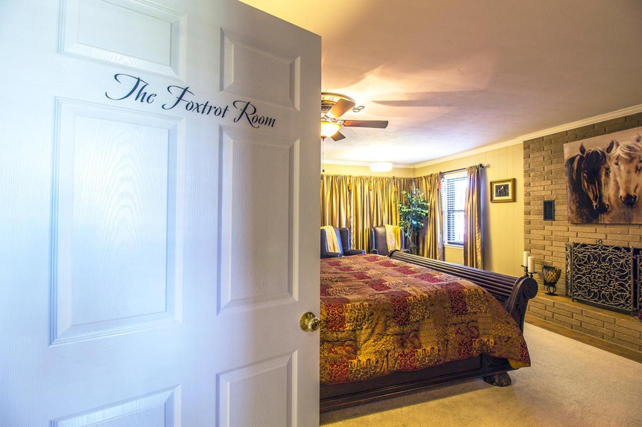 The Foxtrot Inn Ava Стая снимка